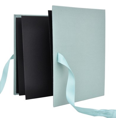Album na zdjęcia harmonijka jamnik na 12 zdjęć w rozmiarze 10x15 cm -  BENE SEA - Turkusowy - materiał - płótno