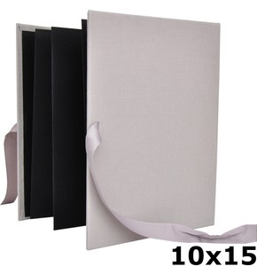 Album na zdjęcia harmonijka jamnik na 12 zdjęć w rozmiarze 10x15 cm -  BENE SAND GREY - Szary - materiał - płótno