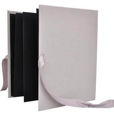 Album na zdjęcia harmonijka jamnik na 12 zdjęć w rozmiarze 10x15 cm -  BENE SAND GREY - Szary - materiał - płótno
