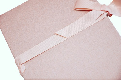 Album na zdjęcia harmonijka jamnik na 12 zdjęć w rozmiarze 10x15 cm -  LINEN CREAM - Kremowy - materiał - płótno