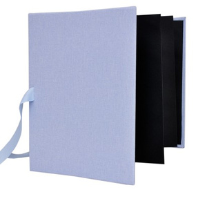 Album na zdjęcia harmonijka jamnik na 12 zdjęć w rozmiarze 13x18 cm -  LINEN SKY - Błękitny - materiał - płótno